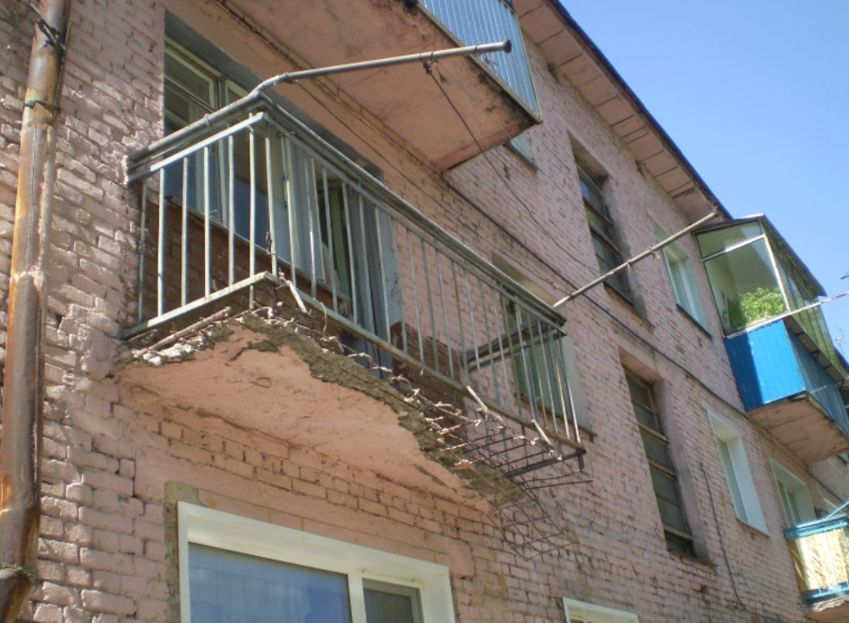 Трещина на балконе. Разрушение балконов. Плита балкона. Балконная плита хрущевки. Плита балкона в хрущевке.